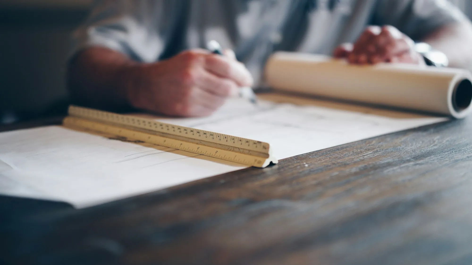 Plano arquitectónico sobre una mesa de trabajo