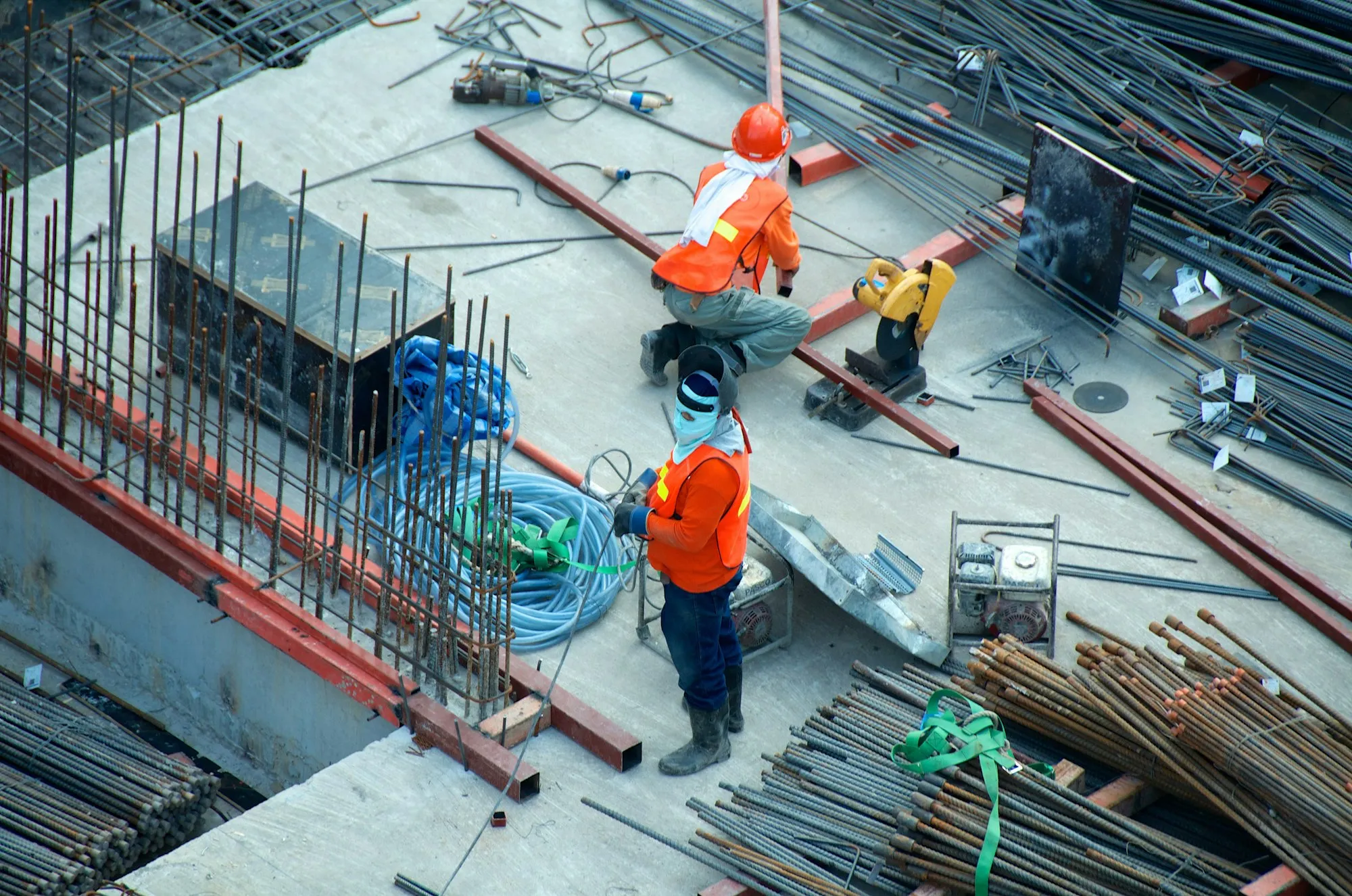 Equipo de obra revisando planos en una construcción