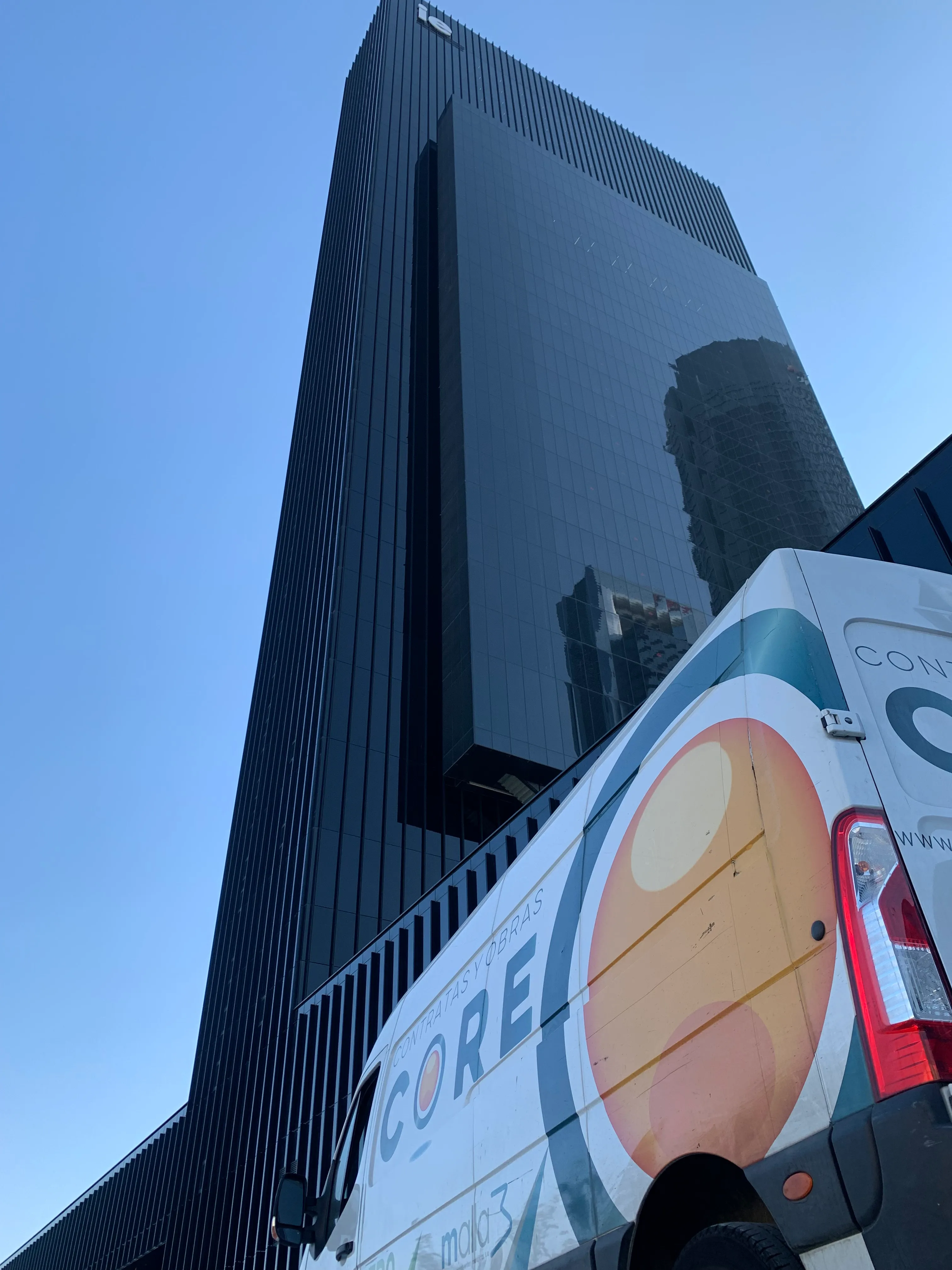 Edificios modernos vistos desde abajo